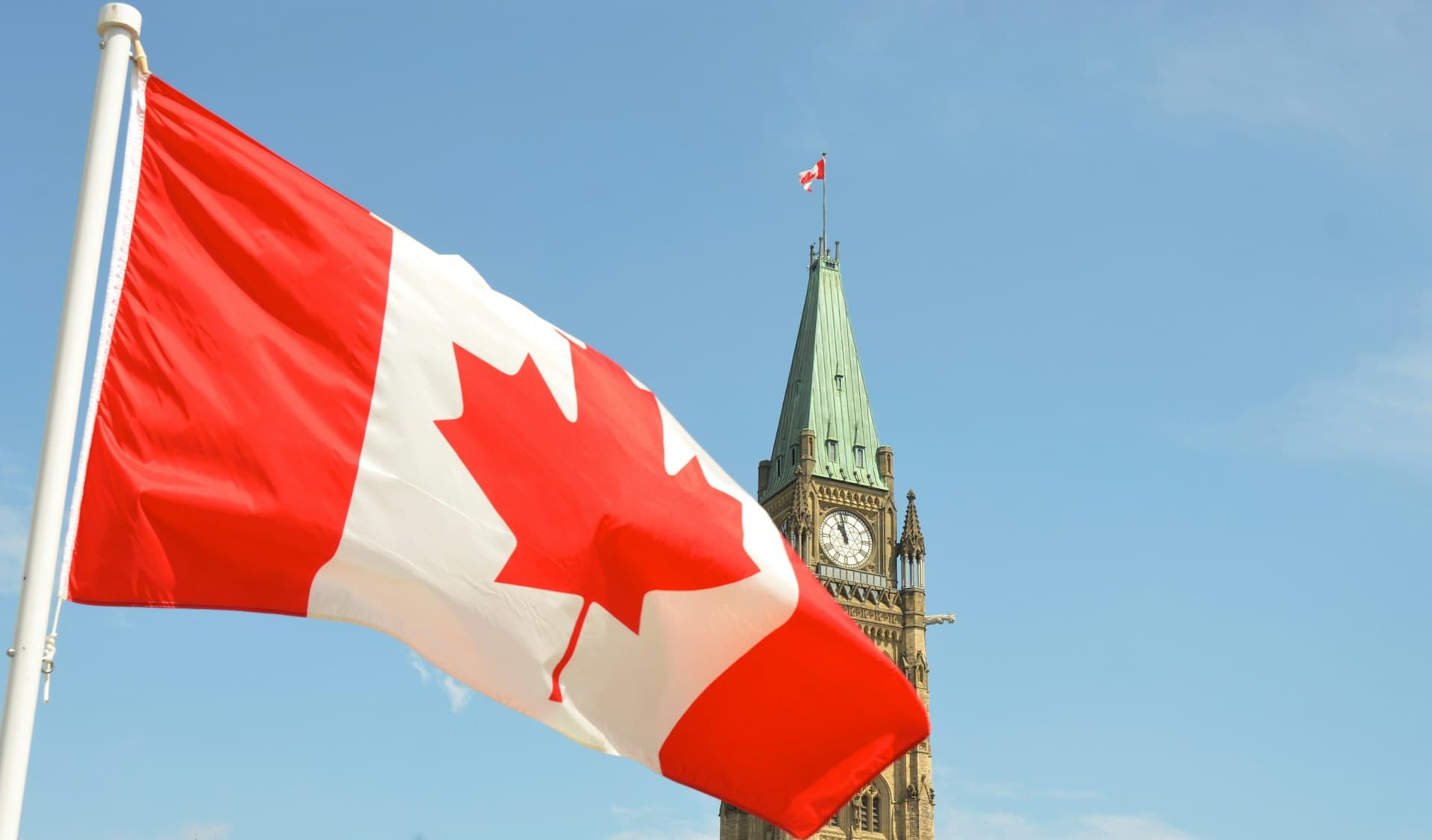 Le drapeau du Canada flottant devant la Tour de la Paix, sur la Colline du Parlement à Ottawa